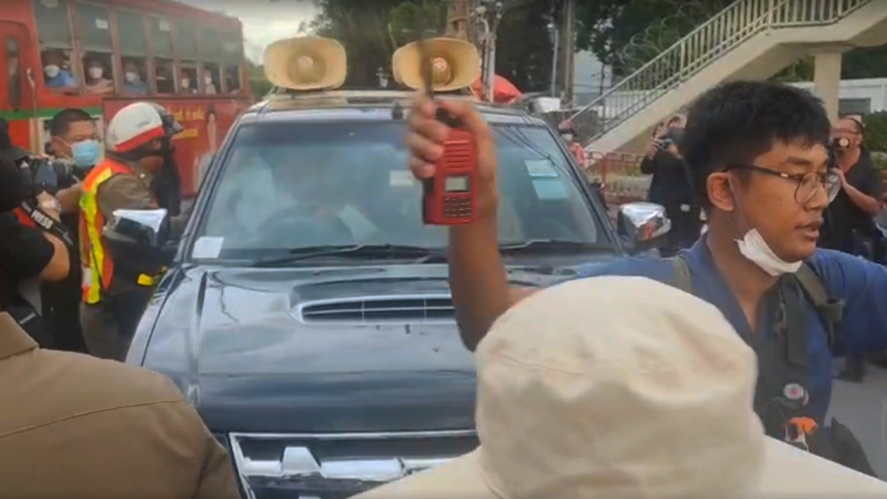 หนุ่มขับกระบะ ติดป้ายปฏิวัติประชาธิปไตย โปรยใบปลิวใกล้ม็อบส้ม