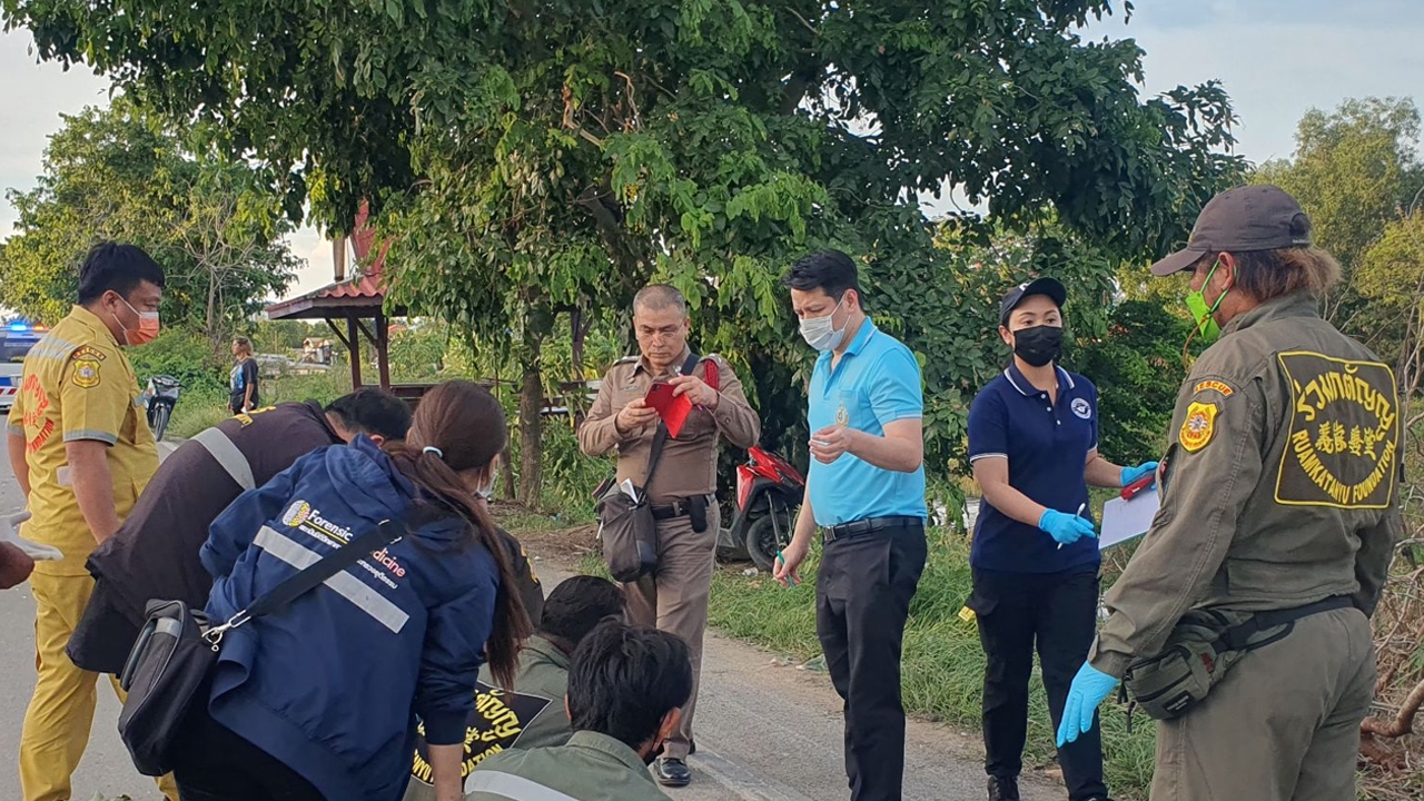 รถบรรทุกปูนขยี้ 2 นักมวยสวีเดน ขี่ จยย.พุ่งจากซอย กลายเป็นศพ 1 เจ็บ 1