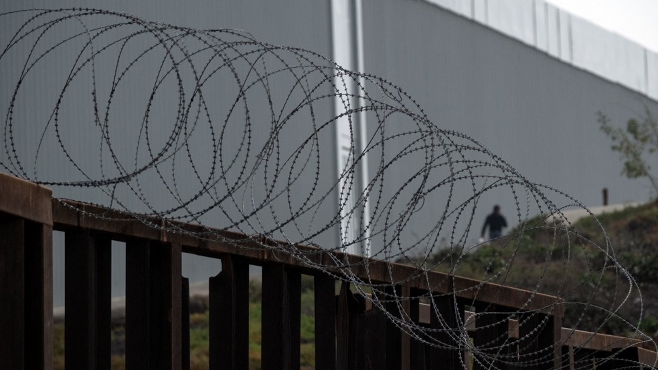 ไบเดนกลับลำ อนุมัติสร้างกำแพงกั้นชายแดนเม็กซิโกเพิ่ม หลังผู้อพยพพุ่ง