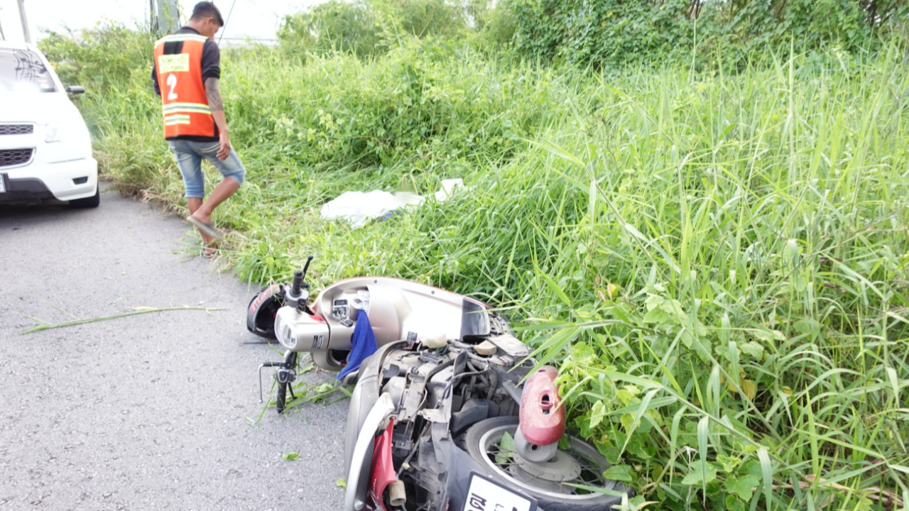 สาวใหญ่ตกใจงูสิง หักปาเจโร่ชน จยย.ดับ 1 ก่อนพลิกคว่ำหลายตลบ