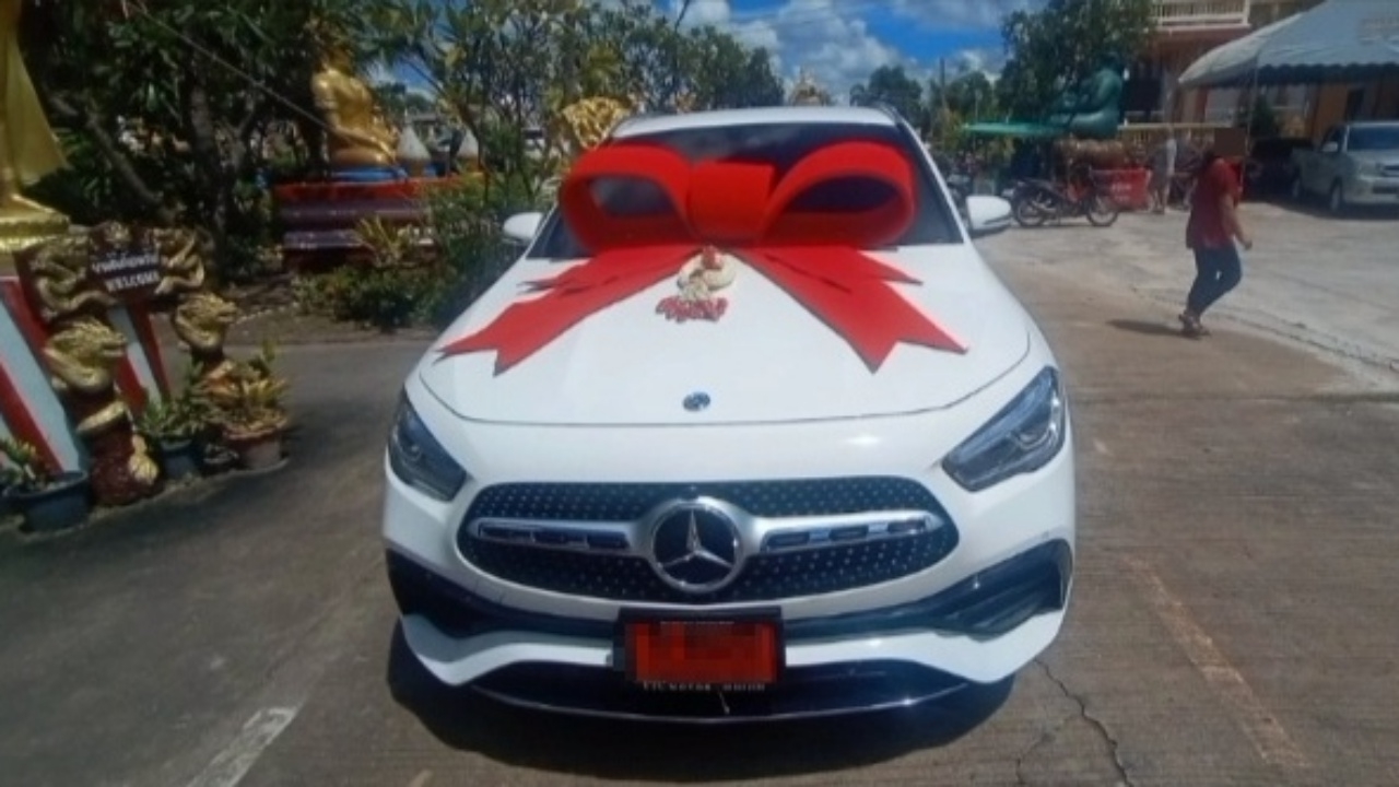 ร้อยเอ็ดฮือฮา คณะลูกศิษย์ ถอยรถเบนซ์ป้ายแดง ถวายเจ้าอาวาสวัดดัง