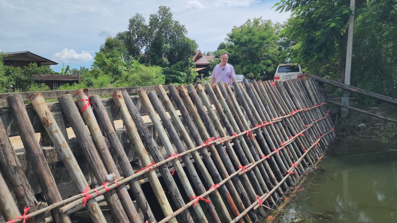 อบต.สามพราน เร่งรับมือน้ำหลาก ตั้งทำนบกั้นใต้สะพาน ปกป้องสวนส้มโอ-บ้านชาวบ้าน