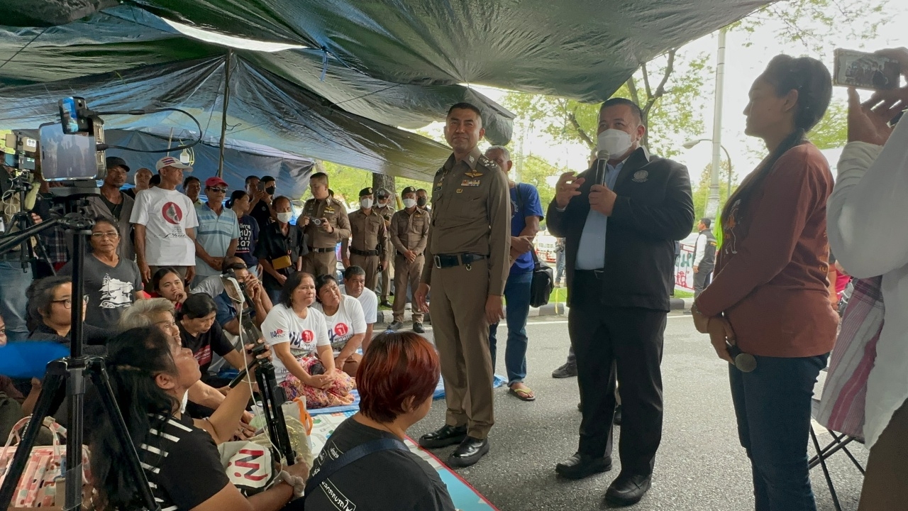 บิ๊กโจ๊ก ประเดิมงานแรก กล่อมม็อบย้ายพ้นทำเนียบฯ การันตีไม่มีสลายการชุมนุม