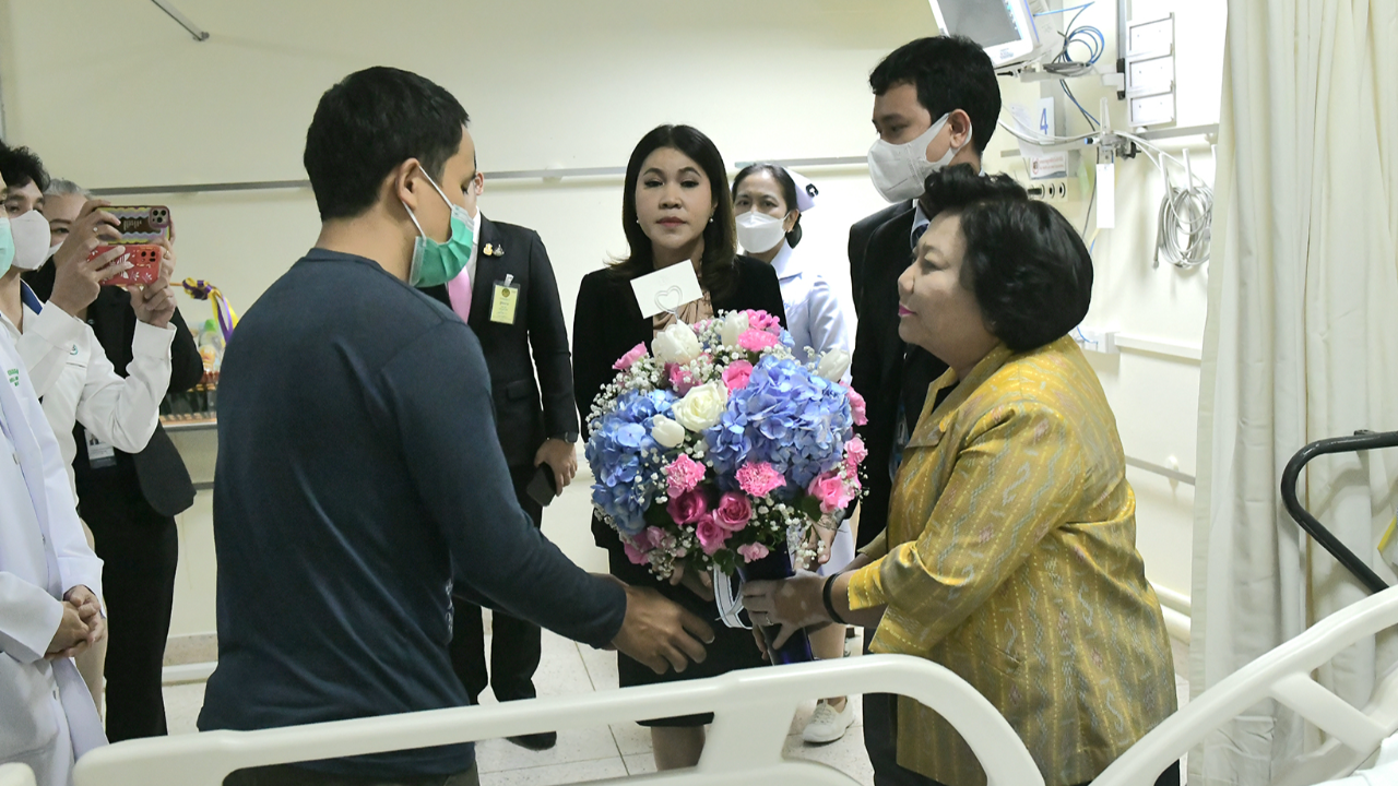 “เศรษฐา” มอบ “พวงเพ็ชร” นำแจกันดอกไม้เยี่ยมผู้บาดเจ็บ 5 ราย เหตุกราดยิง