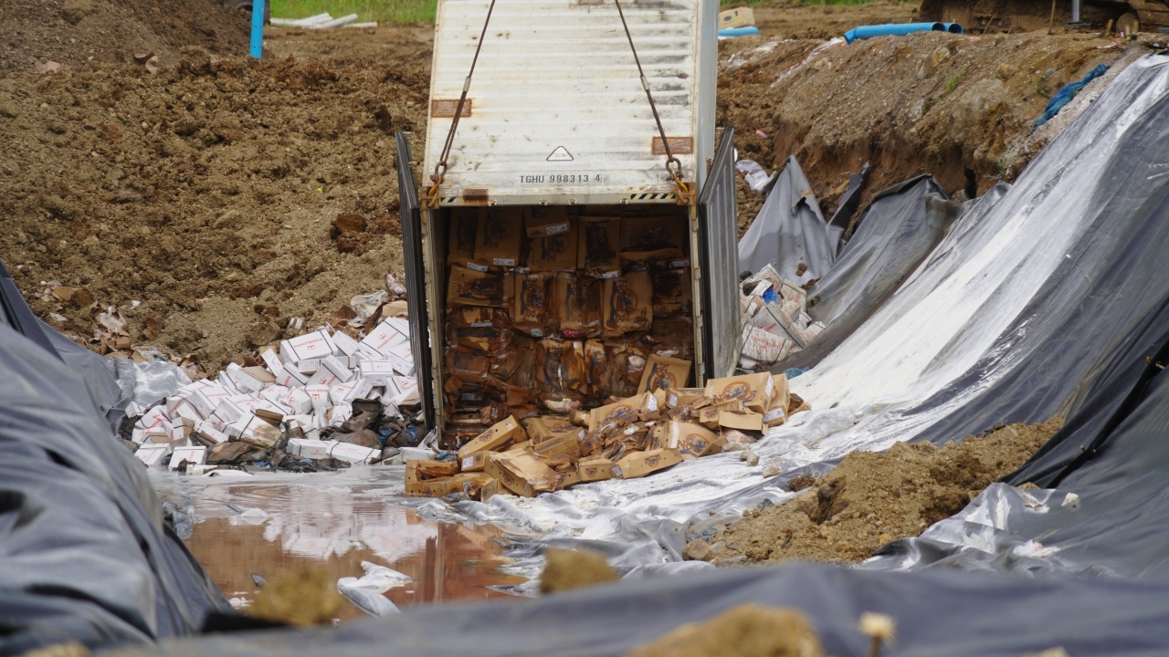 ฝังหมูเถื่อนสะดุด ส่งคืนแหลมฉบัง 19 ตู้ หลังชาวบ้านคลองหาดโวย หมูเน่าเหม็นตลบ