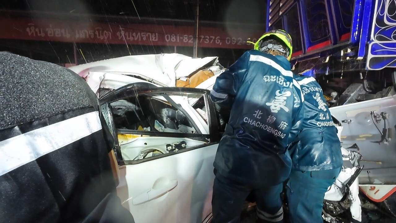 พ.ต.หนุ่ม ขับเก๋งไม่ถึงบ้าน วิ่งฝ่าฝนพุ่งชนท้าย 18 ล้อ จอดริมทางดับคาที่