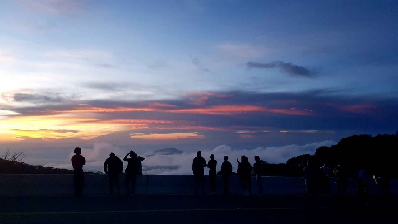 ปลายฝนต้นหนาว "ดอยอินทนนท์" หนาว 13 องศาฯ เริ่มมีทะเลหมอกโผล่ให้เห็น