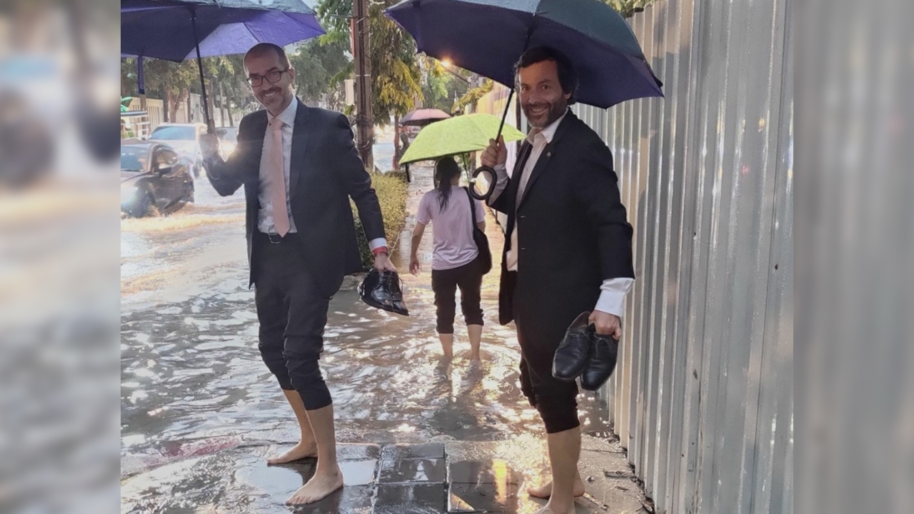 ไวรัลฝนตกหนัก "ท่านทูตสาธารณรัฐเช็ก" พับขากางเกง ลุยน้ำท่วมขังไปประชุม