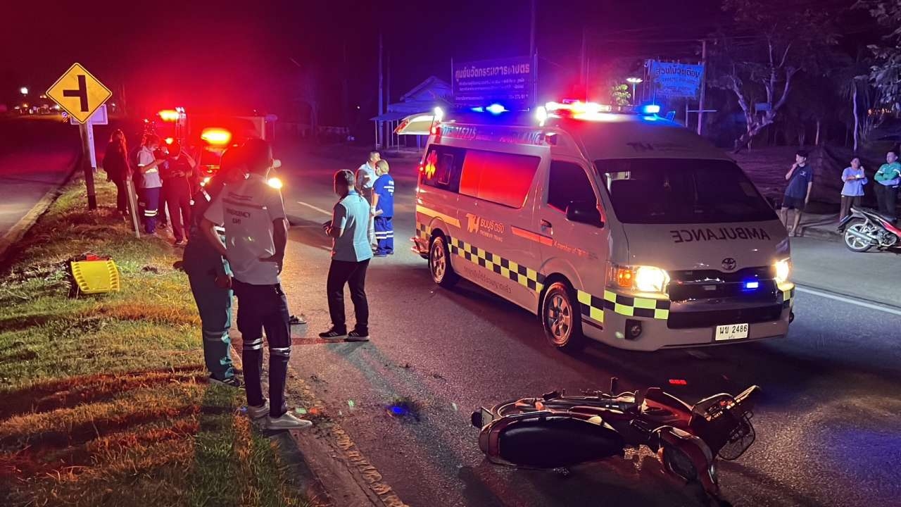 หนุ่มขี่ จยย.กลับจากงานศพพี่ชาย อีก 5 กม.จะถึงบ้าน ชนเกาะกลางถนนดับ