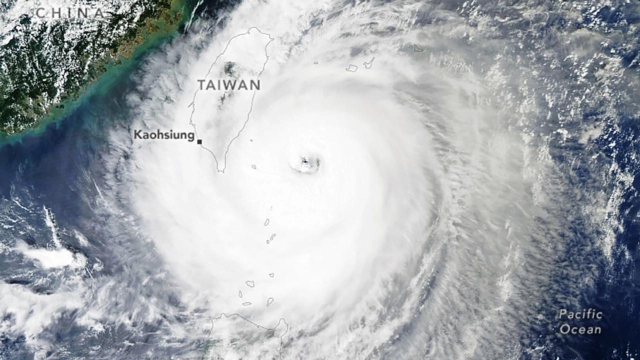 台风“小犬”袭击台湾，时速高达342公里/小时，为有记录以来最强
