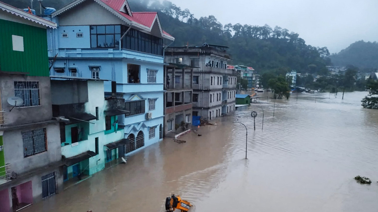 ชาวอินเดียสูญหาย 43 ราย หลังเกิดน้ำท่วมฉับพลันในรัฐสิกขิม (คลิป)