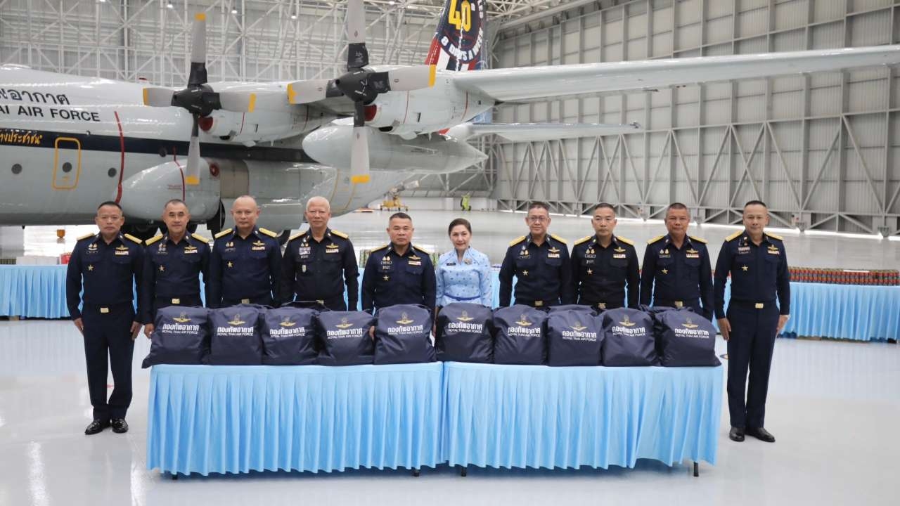 "บิ๊กไก่" นำ 5 เสือ ทอ. ร่วมบรรจุถุงยังชีพ ช่วยเหลือผู้ประสบภัยน้ำท่วม