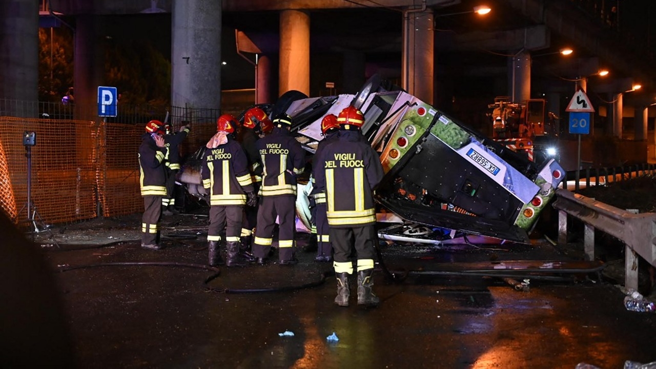 บัสโดยสารตกสะพานใกล้เมืองเวนิส ดับ 21 ศพ เจ็บอีกนับสิบราย