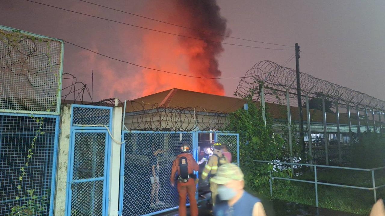 ไฟไหม้เรือนจำคลองเปรม ที่เรือนไม้แดน 4 ฝึกวิชาชีพวอดแล้ว 3 หลัง ยังคุมเพลิงไม่ได้