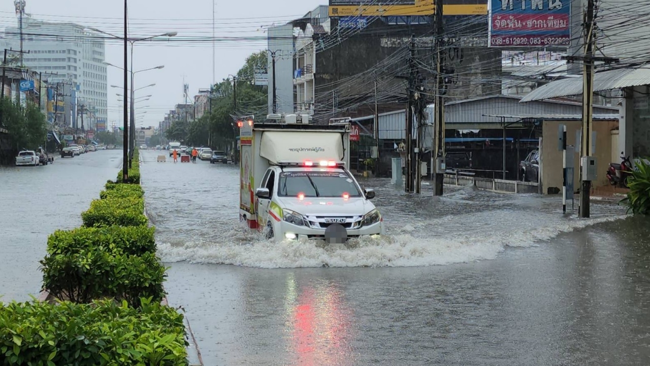 ฝนถล่มระยอง ทำถนนหน้าขนส่ง บขส.ใหม่จมบาดาล 1.4 เมตร สัญจรไม่ได้ รถตายเพียบ