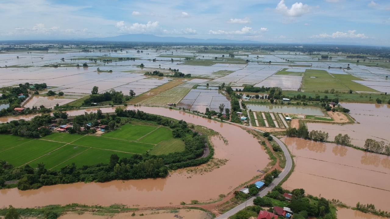 น้ำหลากจากสุโขทัยลงทุ่งบางระกำโมเดลแล้ว บางจุดล้นตลิ่งเอ่อท่วมเริ่มกระทบชาวบ้าน
