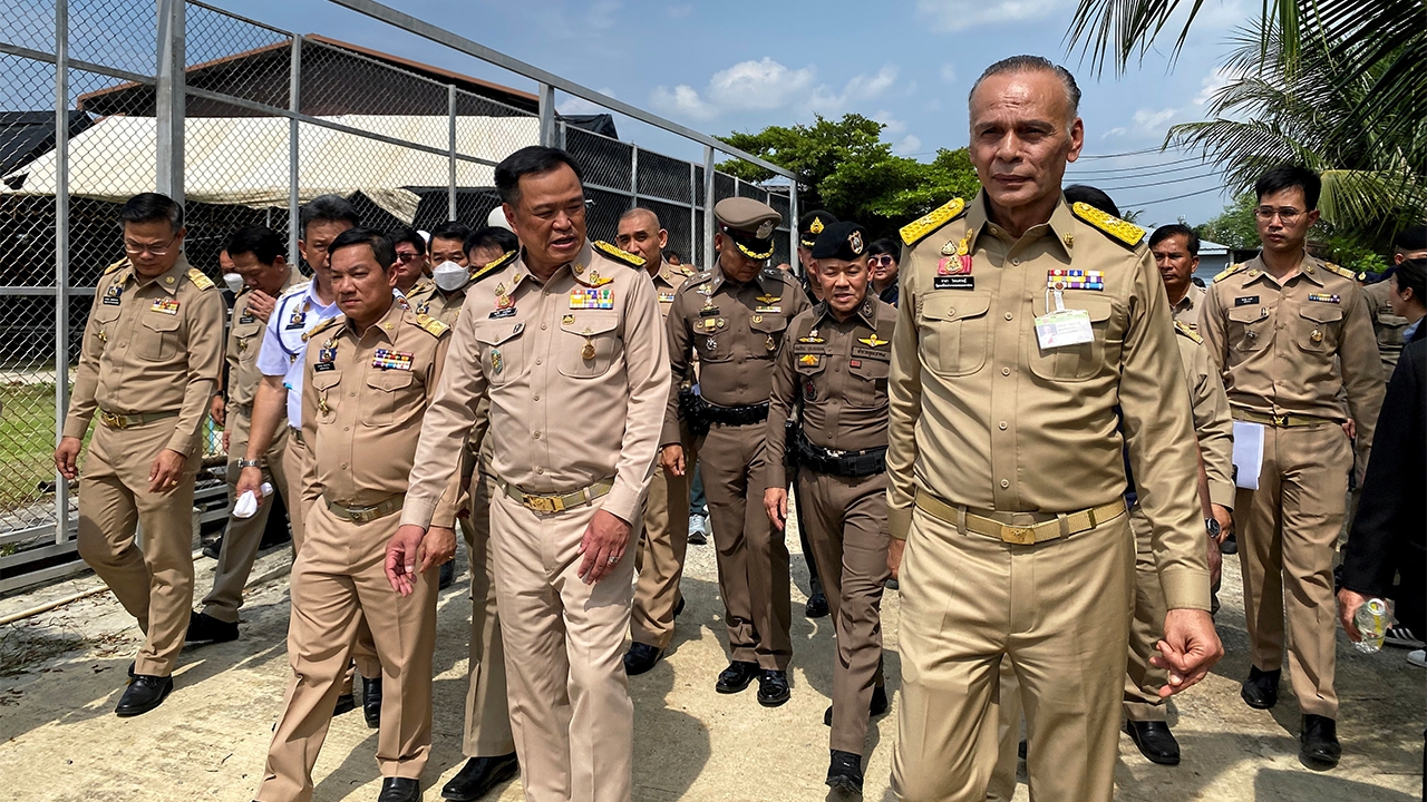 "มท.1-ชาดา" ดูบ่อนไก่ ชี้ "เล่นพนัน" ได้ถูกกฎหมาย แต่ผู้ว่าฯ สั่งปิดไปแล้ว