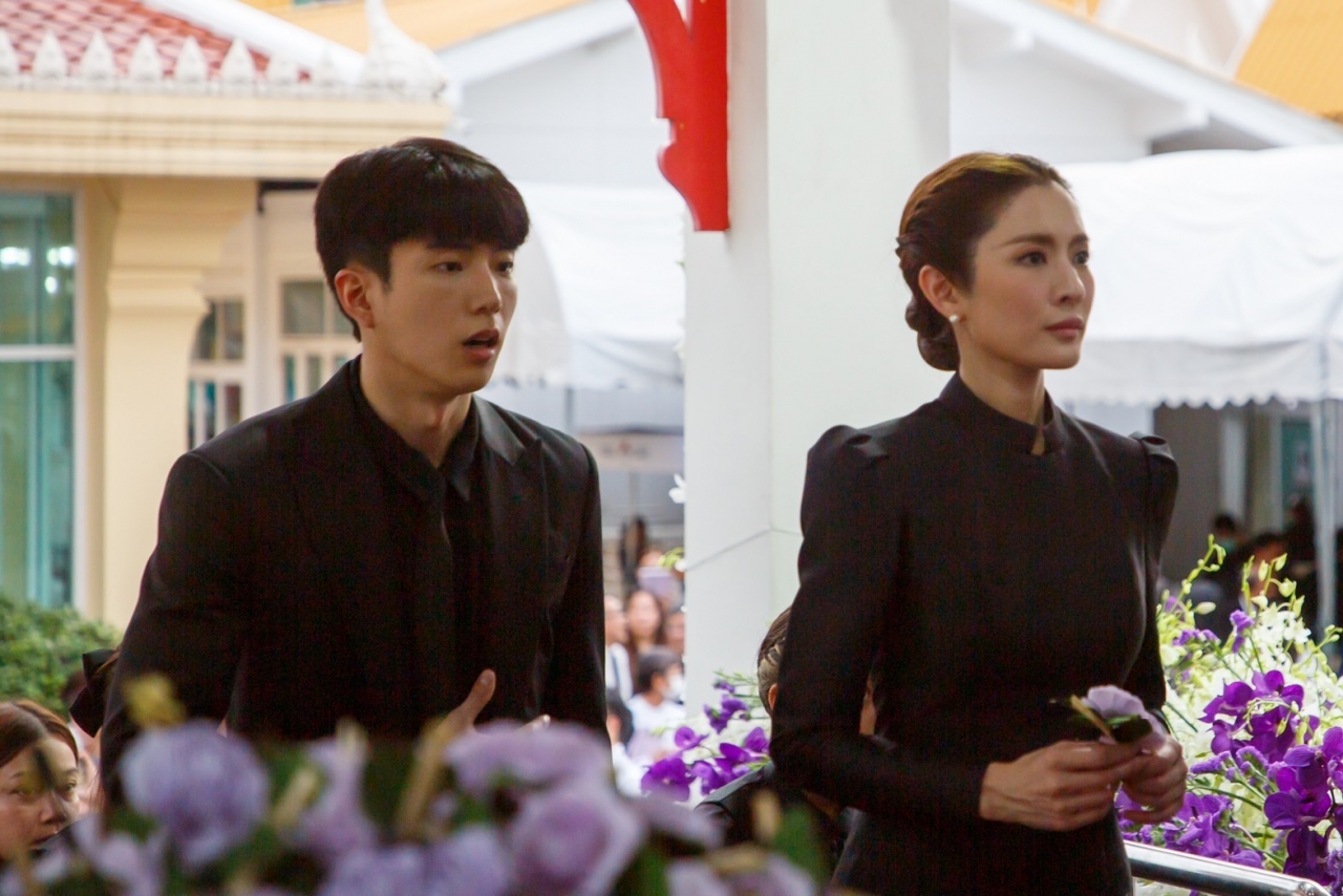 แอฟ ทักษอร และครอบครัว ทำพิธีลอยอังคารอัฐิคุณพ่อ บอกลาคุณพ่อตลอดกาล