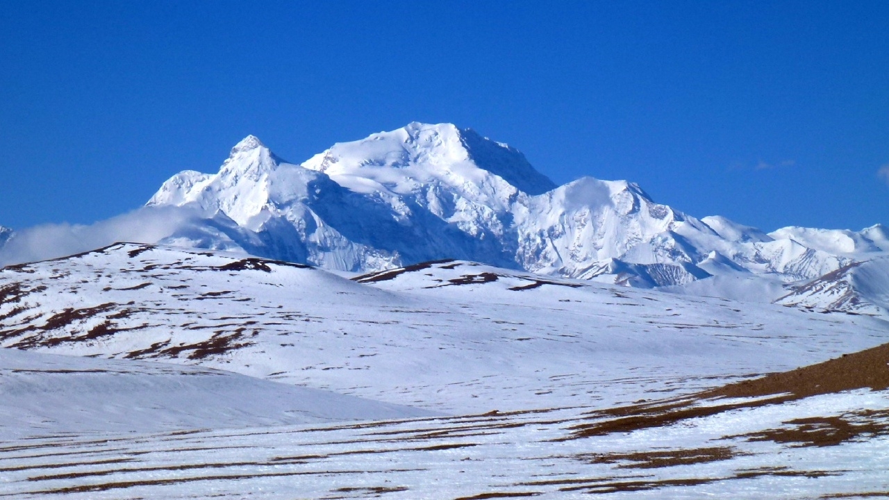 หิมะถล่มยอดเขาทิเบตเสียชีวิต 2 ศพ ขณะ 52 คนกำลังปีนเขา