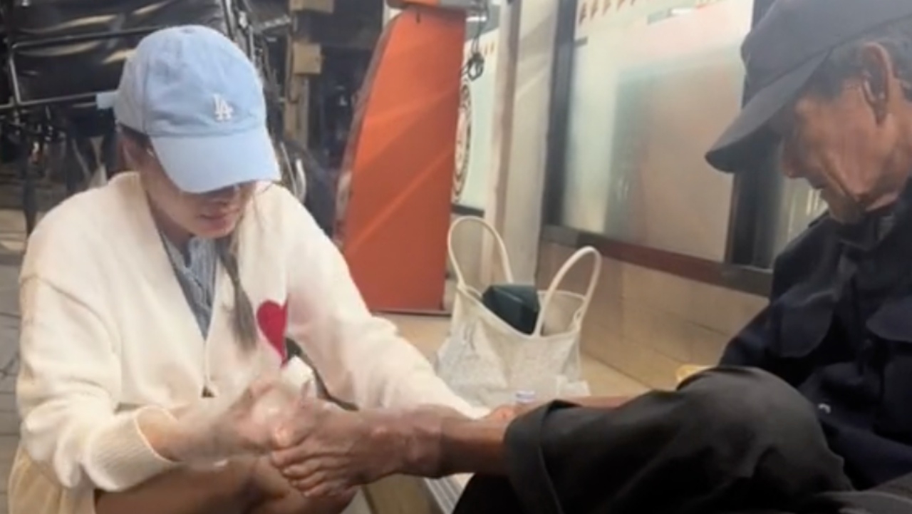 จะซื้อข้าวให้ลุง เห็นแผลเลยอดไม่ได้ พยาบาลสาวเล่า คนไข้คนแรก ที่ทำให้สะเทือนใจ