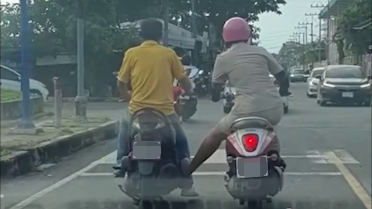 ชื่นชมข้าราชการสาว ขี่รถจักรยานยนต์ ช่วยประคอง "รถเสีย" ไปส่งร้านซ่อม