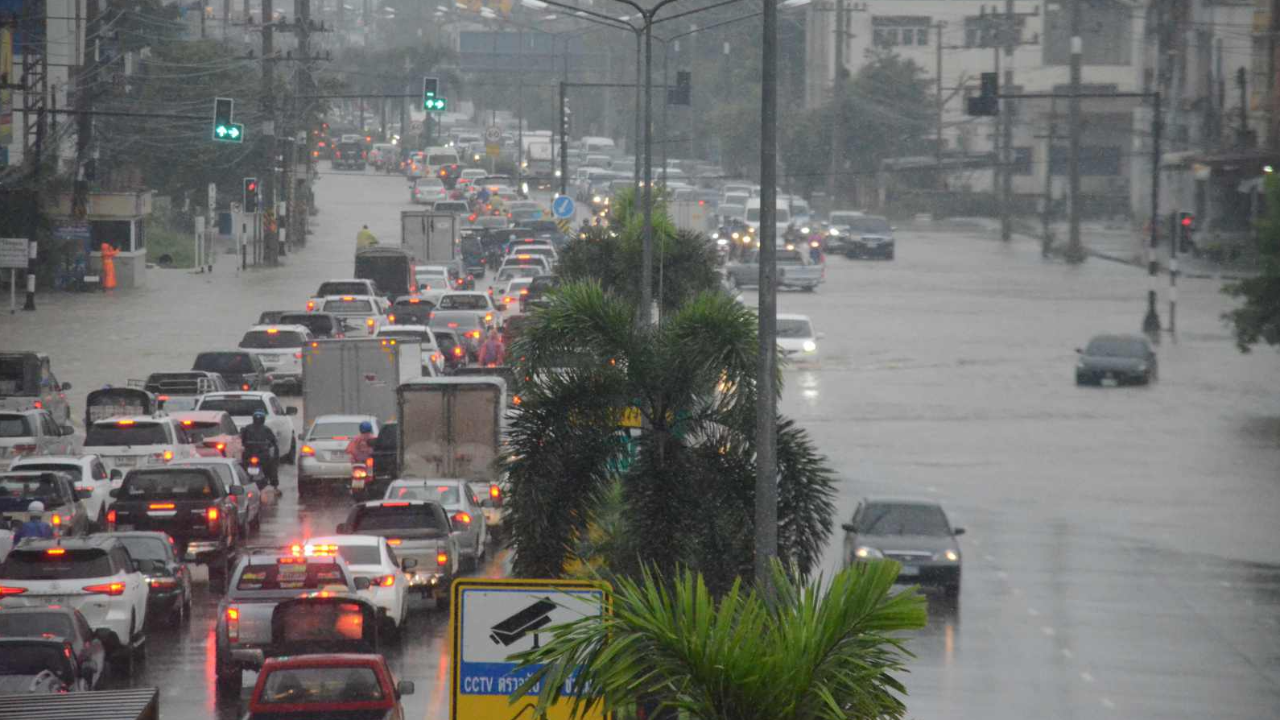 โคราชอ่วมแต่เช้า ฝนถล่มหนัก น้ำท่วมถนนในเมือง 