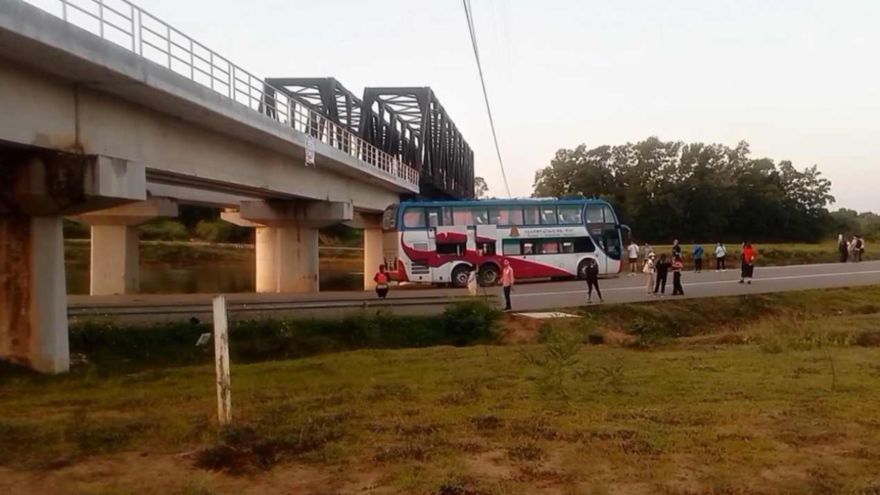 รถทัวร์สองชั้น ลอดสะพานรถไฟทางคู่ไม่พ้น ชนหลังคากระจาย