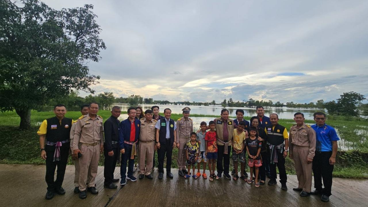 รมช.ไชยา ลงพื้นที่ช่วยน้ำท่วมกาฬสินธุ์ ยันเร่งเยียวยาชาวบ้านและพื้นที่เกษตร