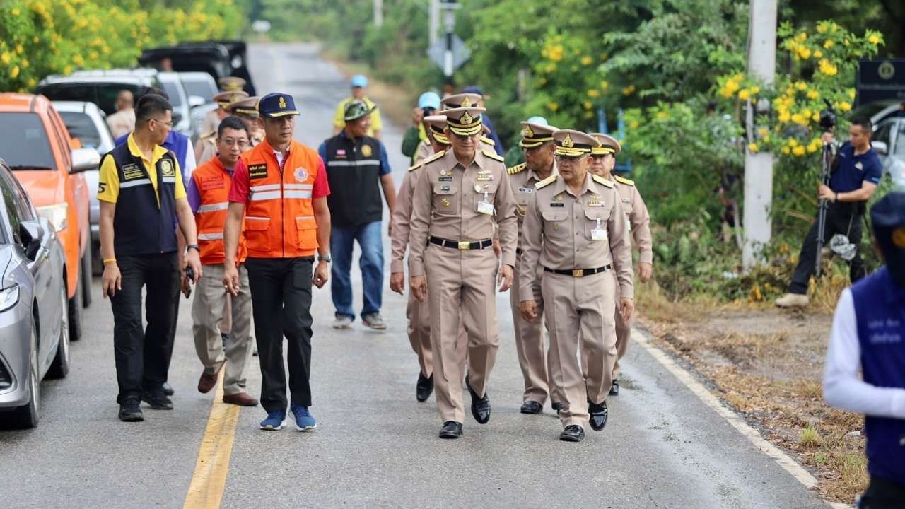 เสธ.ทร. ตรวจเยี่ยม ฉก.ผลักดันน้ำ ลุยภารกิจนำเรือ 40 ลำช่วยชาวนครนายก