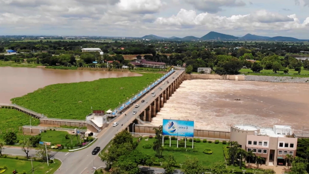10月8日至15日，泰国政府警告多府小心堤坝泛滥、洪水和山体滑坡