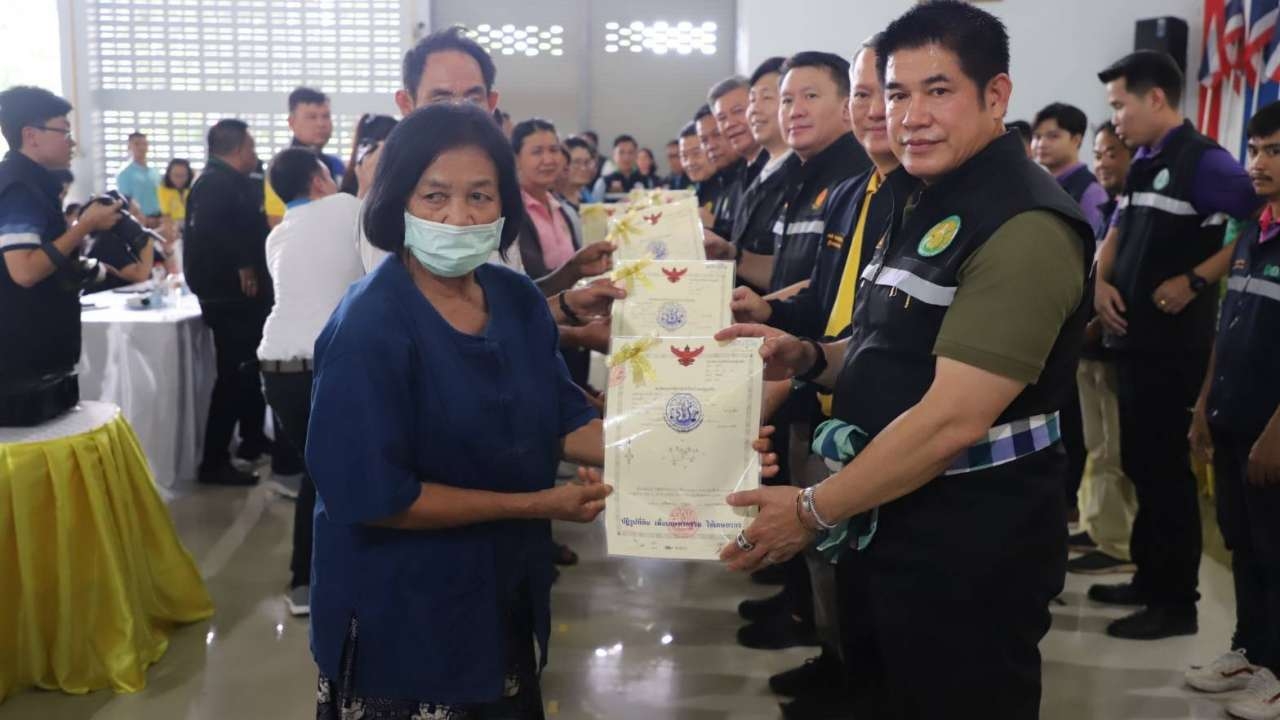 เลขาฯ ส.ป.ก. ลงพื้นที่ จ.ตาก ติดตามสถานการณ์น้ำ และมอบถุงยังชีพ