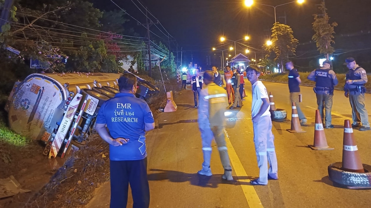 มัวหาสายสมอลทอล์ก รถน้ำมันเกือบ 5 หมื่นลิตรตกร่อง สุดระทึกใกล้ด่าน 20 เมตร 