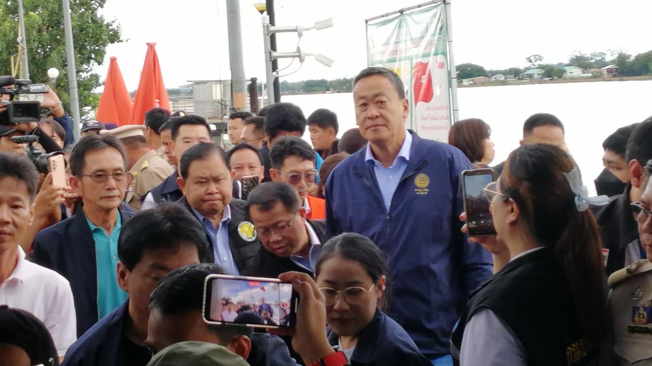 รมช.ไชยา ตามนายกฯ ตรวจน้ัำท่วมอุบลฯ พร้อมรับฟังความเดือดร้อนของชาวพิบูลมังสาหาร