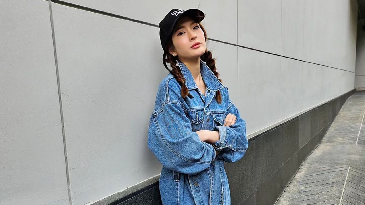 สวยสตรองของแท้! "แอฟ-ทักษอร" กลับมาทำหน้าที่พิธีกรทันที หลังเสร็จพิธีการงานศพคุณพ่อ