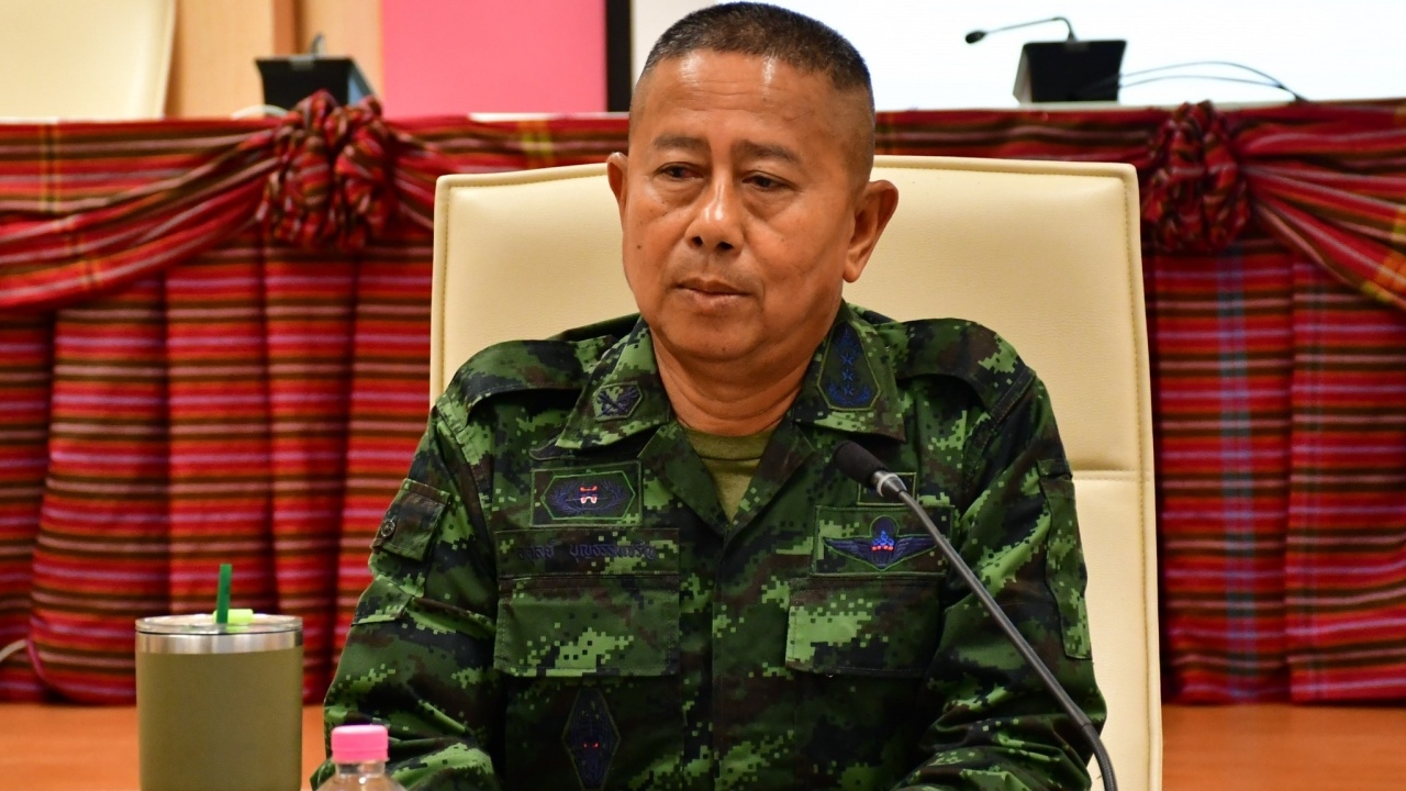 "บิ๊กดุล" ส่ง ทหารช่าง พล.6 สร้างสะพานช่วย ปชช.หลังน้ำซัดถนนถูกตัดขาด