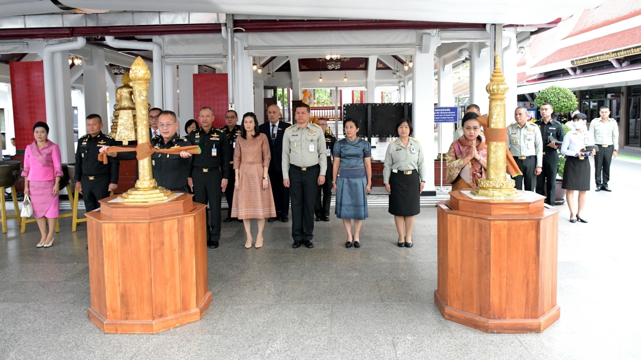 "บิ๊กเดช" ควงแม่บ้าน สักการะองค์พระหลักเมือง ก่อนเข้ารับหน้าที่ ผอ.อผศ.