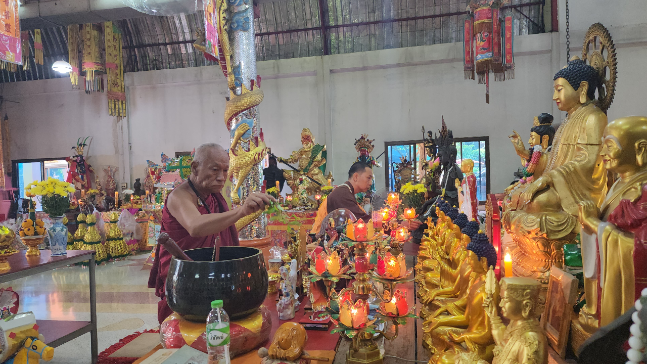 คอหวยลุ้น "เลขเด็ด" ประทัดมงคล งานเปิดโรงเจวัดสว่างฯ แนวทางลุ้นโชคงวดนี้