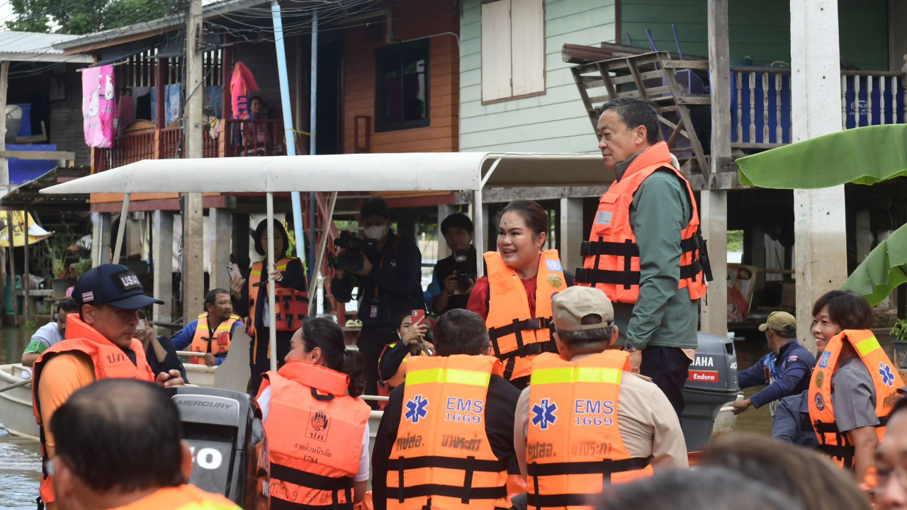 นายกฯ บอก ดีใจมาเยี่ยมประชาชน บางระกำ ถูกน้ำท่วม ลงเรือแจกถุงยังชีพ 