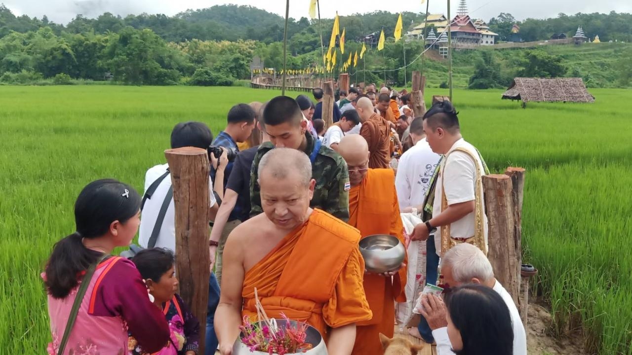 ตักบาตรพระ 59 รูป เปิดสะพานซูตองเป้ หลังน้ำป่าซัดขาดต้องซ่อมใหม่นาน 17 วัน  