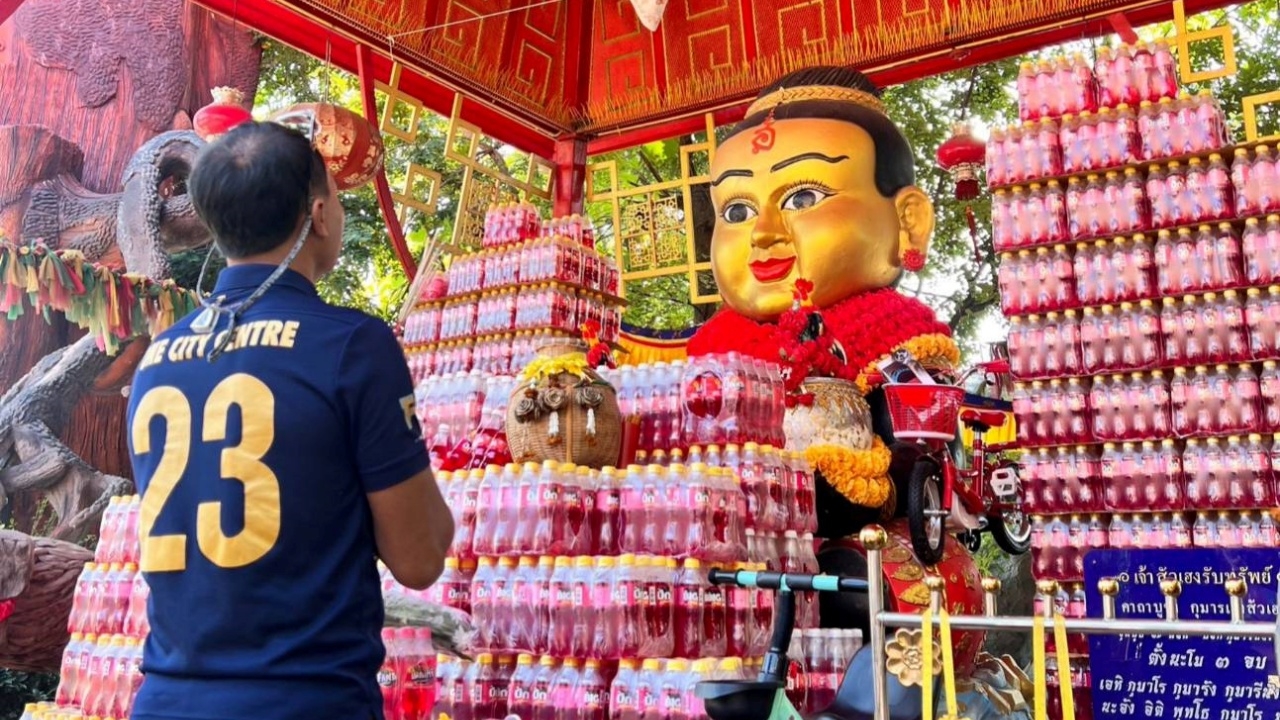 นำของเล่นมาแก้บน "กุมารทองเจ้าสัวเฮง" ไม่ลืมส่อง "เลขเด็ด" อ่างน้ำมนต์ไปลุ้นอีก