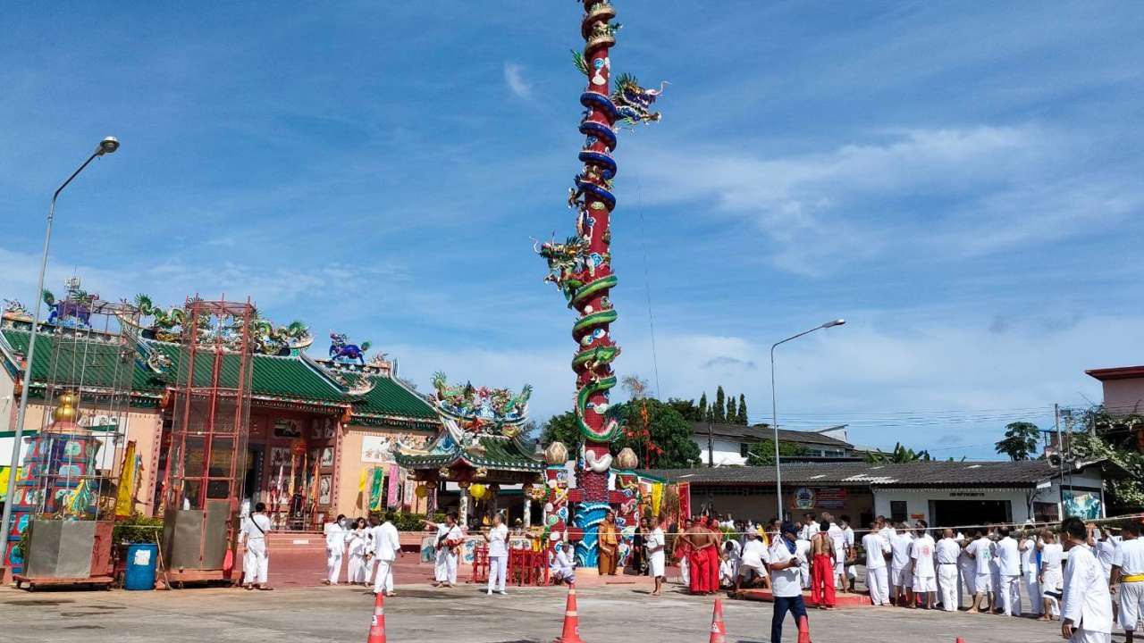 กินเจตรัง 2 ศาลเจ้าใหญ่ยกเสา "เต็งโก" ประกาศเริ่มสู่เทศกาลแล้ว 