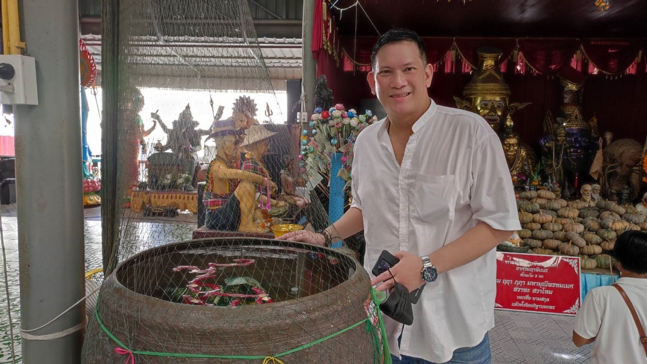 นักแสดงดาวร้าย มาทำบุญเสริมวาสนา ไม่พลาดส่อง "เลขเด็ด" อ่างน้ำมนต์ ไปลุ้นรวย