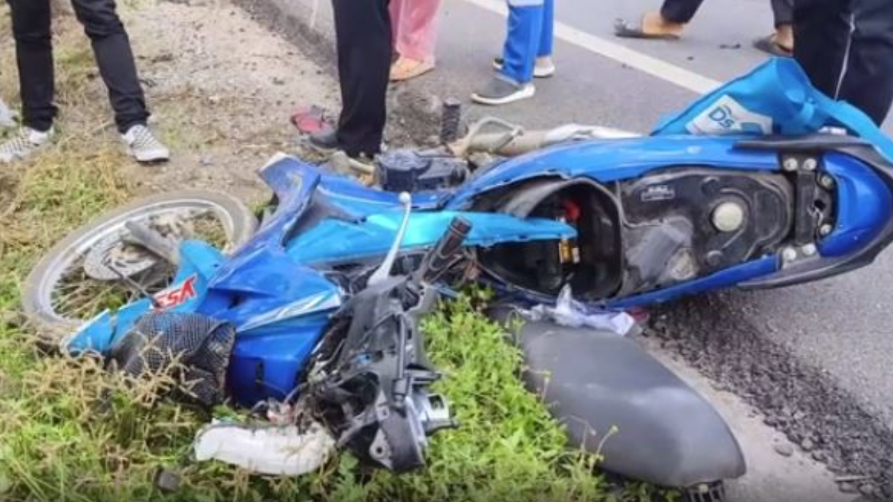 สลด ผัวเมียควบ จยย. ตัดหน้าหกล้อ พุ่งชนสนั่น ดับ 2 ศพ