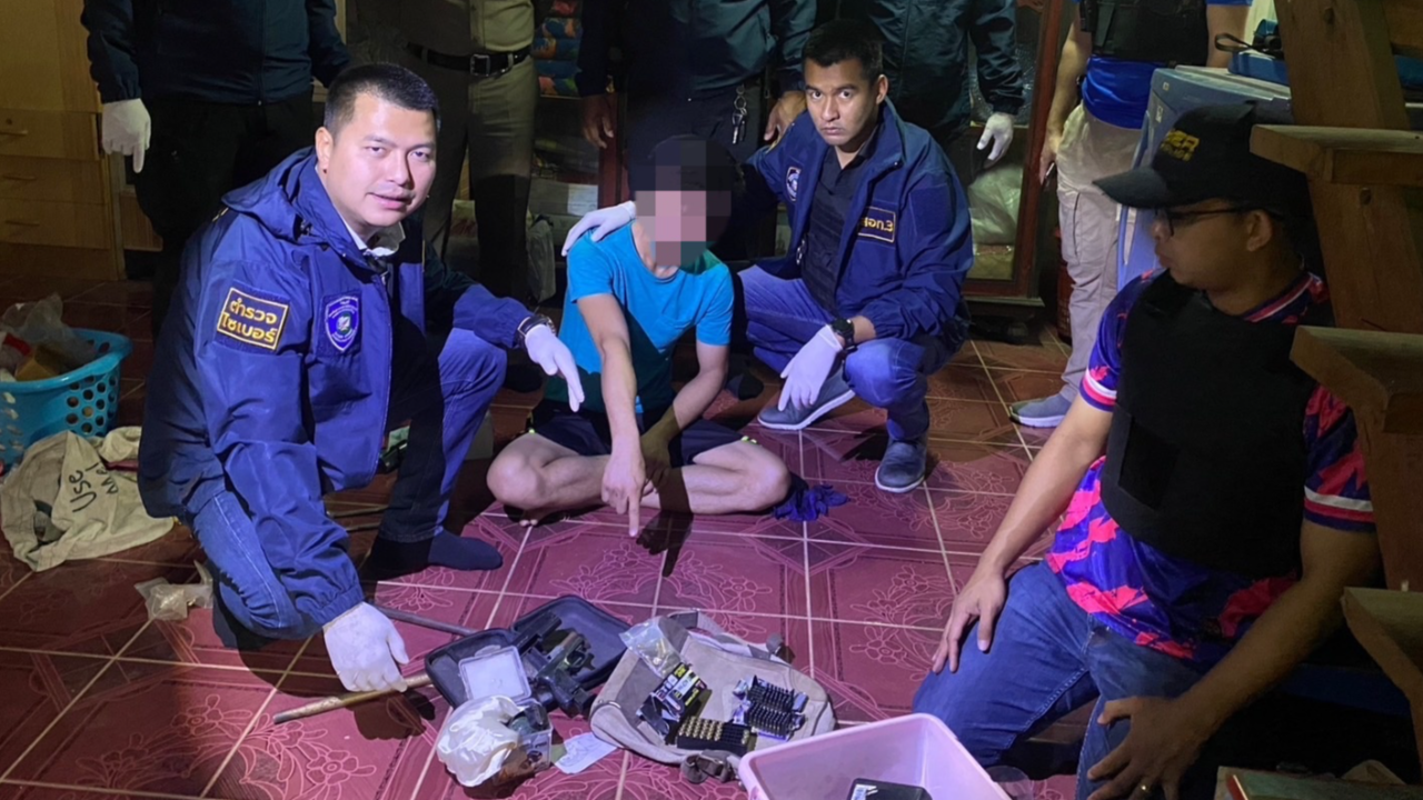 ตร.ไซเบอร์ รวบหนุ่มสกลฯ ลอบซื้อปืนเถื่อนผ่านออนไลน์-ยึดของกลางเพียบ