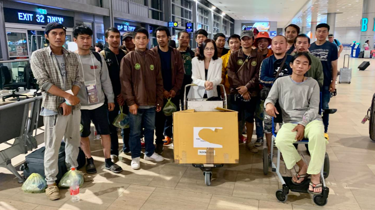 สถานทูตฯ ส่ง 19 คนไทย ชุดที่ 2 หนีภัยสงคราม ออกจาก "อิสราเอล" กลับไทย 