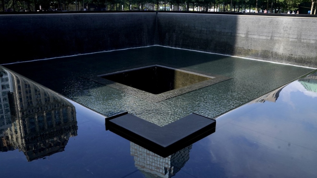 แตกตื่น หนุ่มอเมริกันกระโดดลงไปในสระน้ำอนุสรณ์สถาน 11 กันยา (คลิป)