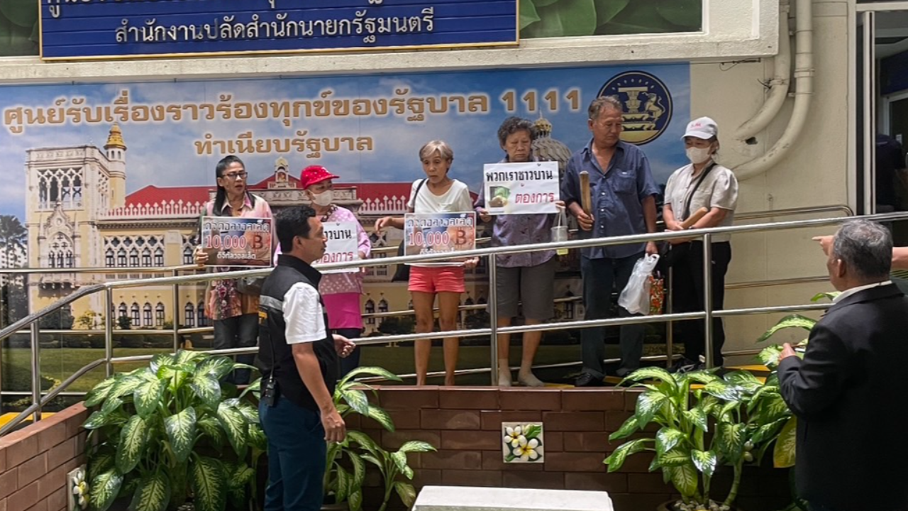 ถือสากกะเบือบุกทำเนียบ หนุนนโยบายดิจิทัลวอลเล็ต 10,000 บาท