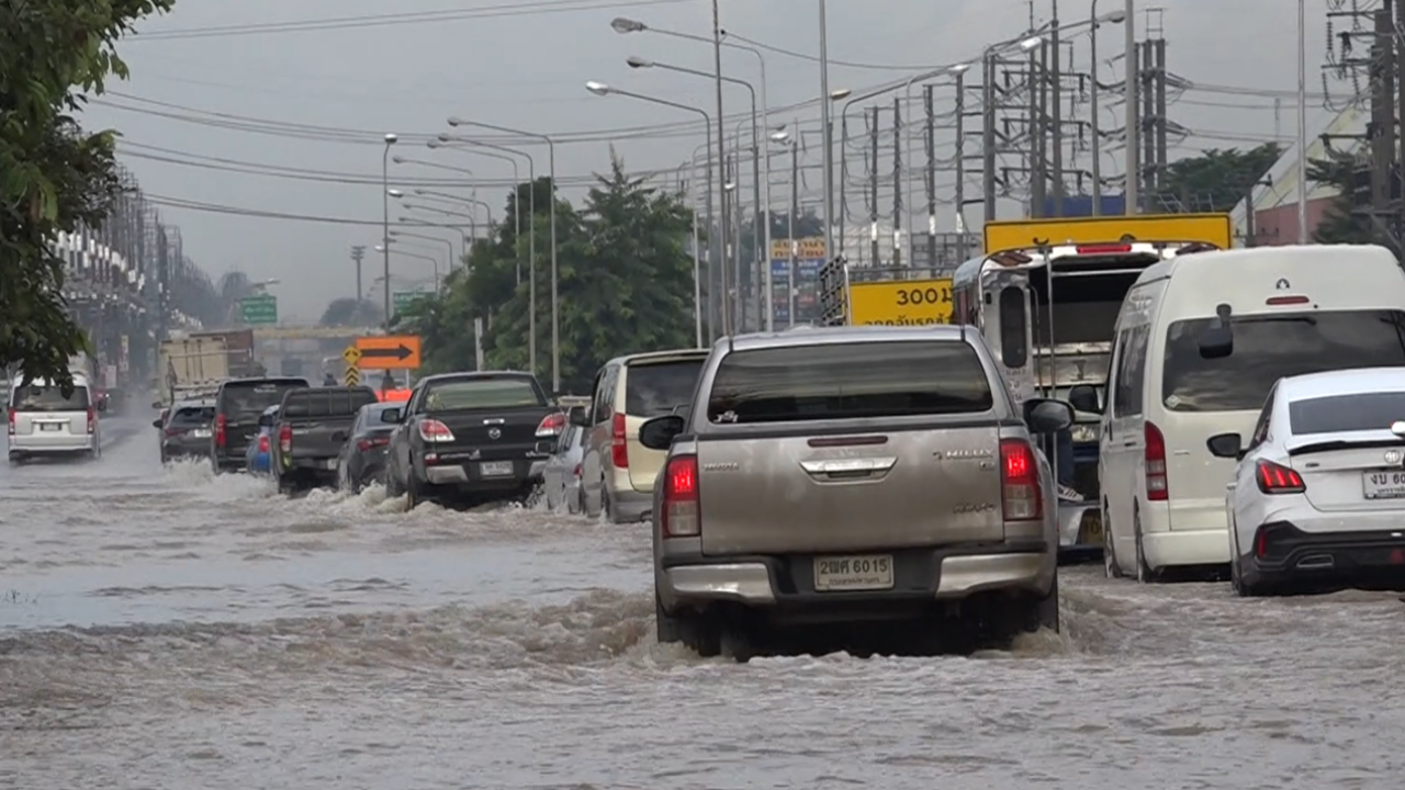 โคราชอ่วมวันที่ 2 ถนนมิตรภาพหน้าตลาดเทิดไท การจราจรอัมพาต 