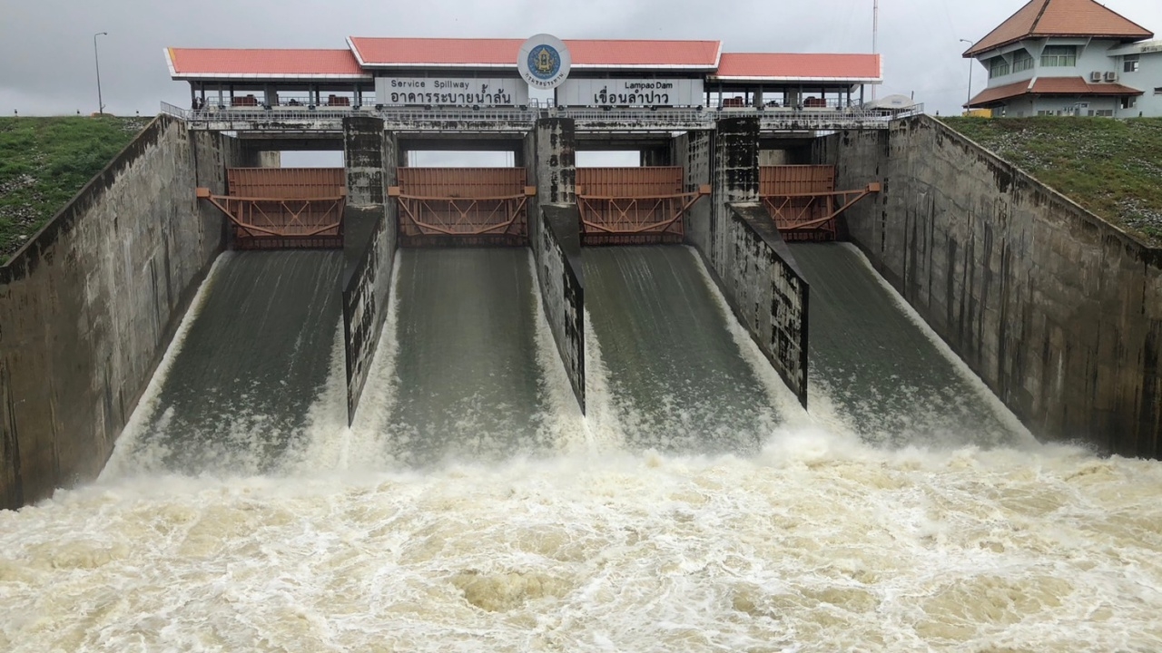 เขื่อนลำปาวยังล้น 4 วันฝนตกน้ำเข้าเยอะ ต้องระบายออกวันละ 29 ล้าน ลบ.ม.