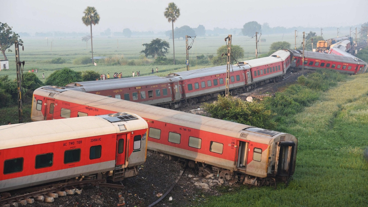 รถไฟอินเดียตกราง ดับ 4 ศพ เจ็บหลายสิบชีวิต